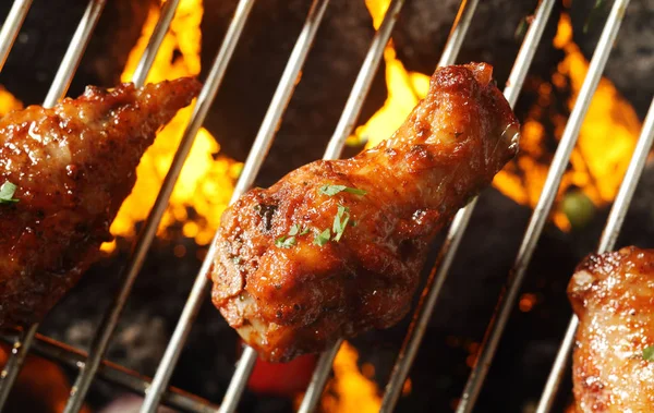 Knusprige Braune Würzig Marinierte Hühnerkeulen Grillen Über Den Heißen Flammen — Stockfoto