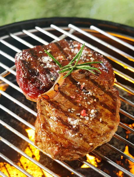 Zarte Saftige Rindersteaks Grillen Über Den Flammen Auf Einem Tragbaren — Stockfoto