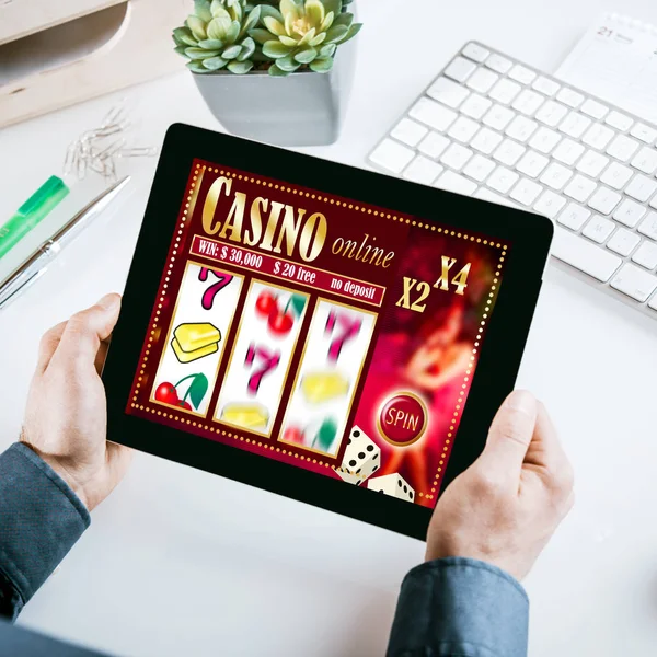 Koncepcja Hazardu Online Biznesmenem Siedzącym Przy Biurku Tabletem Pokazującym Interfejs — Zdjęcie stockowe