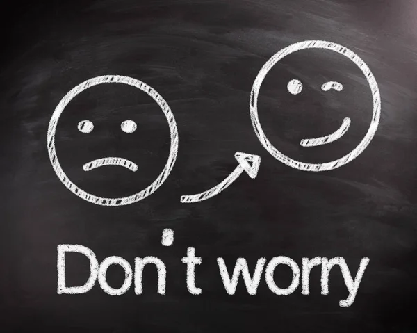 Dwa Uśmiechy Czerpiące Czarnej Tablicy Dla Don Worry Concept Przechwycone — Zdjęcie stockowe