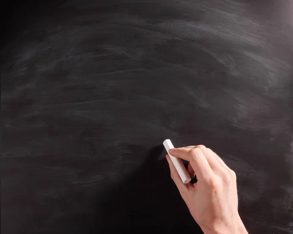 Human Hand Writing Empty Black Chalkboard Έμφαση Στο Χώρο Αντιγραφής — Φωτογραφία Αρχείου