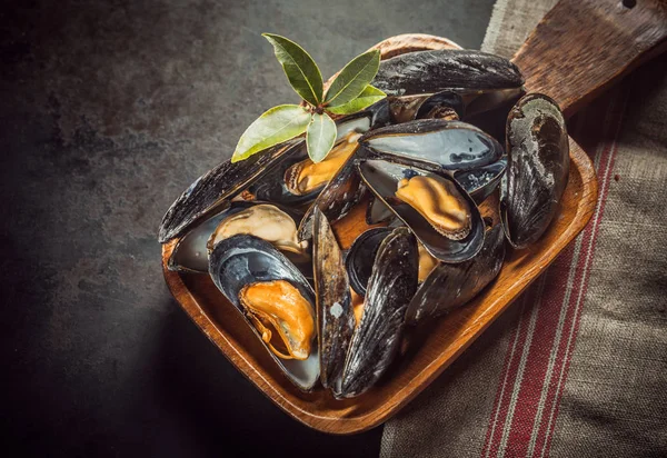 Deliziose Cozze Marine Marinate Appena Cotte Condite Con Foglie Alloro — Foto Stock