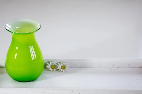 Grüne Vase Auf Einem Weißen Tablett — Stockfoto
