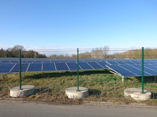 フェンスの後ろに別のエネルギーのための太陽電池パネルを持つフォトボルテーカンラグ — ストック写真