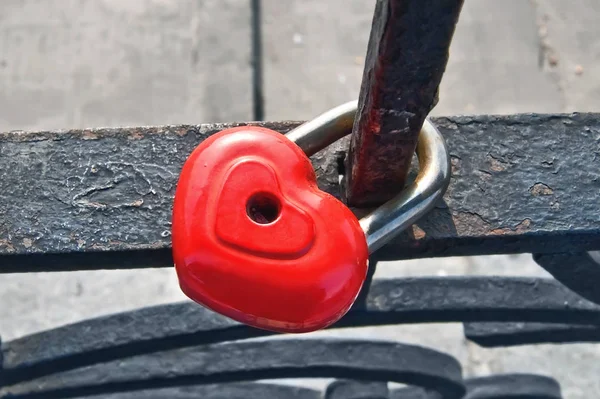 Padlock Μορφή Κόκκινης Καρδιάς Μεταλλικό Φράχτη Στο Παρασκήνιο Του Οδοστρώματος — Φωτογραφία Αρχείου