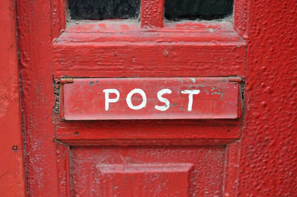 壁に赤いメールボックス — ストック写真