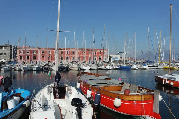 Marina Specjalnie Zaprojektowany Port Cumowania Dla Łodzi Rekreacyjnych Małych Łodzi — Zdjęcie stockowe