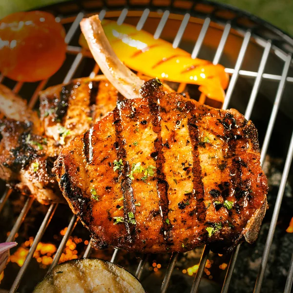 Deliciosas Crocantes Chuletas Lomo Cerdo Marinadas Sazonadas Parrilla Con Berenjena —  Fotos de Stock