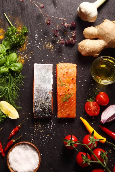 Filetes Salmón Crudo Rodeados Ingredientes Salados Que Incluyen Jengibre Raíz —  Fotos de Stock