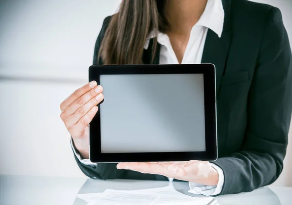 Empresaria Mostrando Una Tableta Blanco Sus Manos Con Espacio Copia —  Fotos de Stock