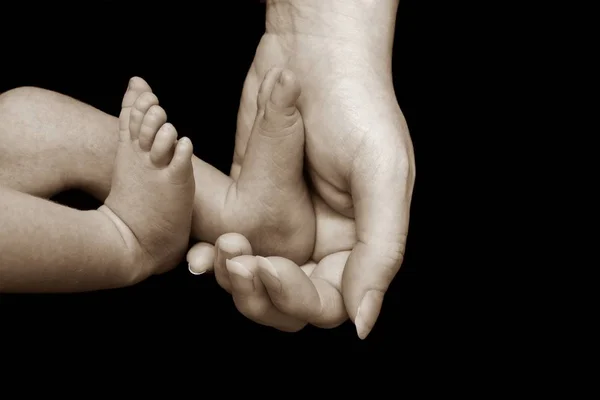 Babyfuesse Der Hand Der Mutter — Stockfoto