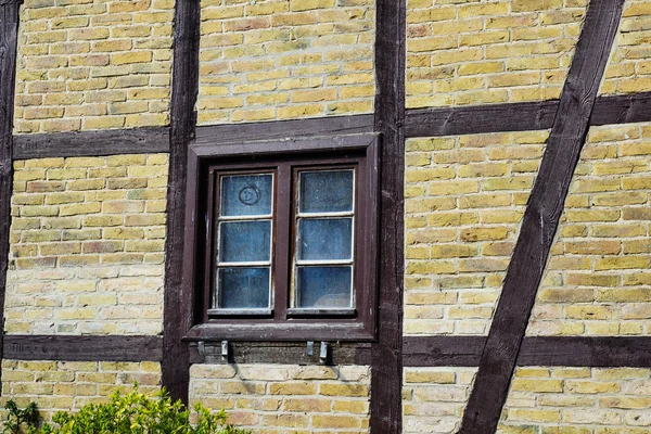 Vista Dettagliata Una Finestra Una Vecchia Casa Graticcio Abbandonata — Foto Stock