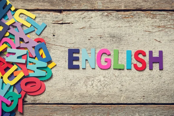 Красивые Слова English Сделаны Деревянными Буквами Рядом Грудой Других Букв — стоковое фото