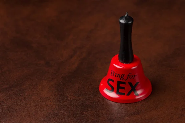 Cloche Rouge Avec Inscription Noire Ring Sex Sur Fond Cuir — Photo