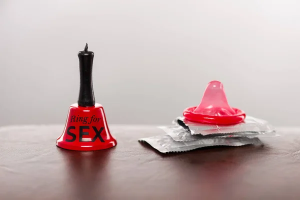 Säkerhet Först Ring För Sex Klocka Med Kondom — Stockfoto