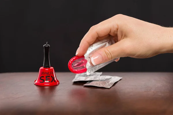 Säkerhet Först Hand Visar Kondom Bredvid Klocka Med Inskription Ring — Stockfoto