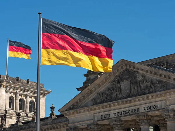 国会上的德国国旗 — 图库照片