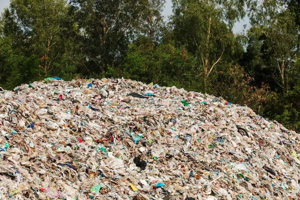自然への埋め立てやアジアにおける管理されていない廃棄物の処理 — ストック写真