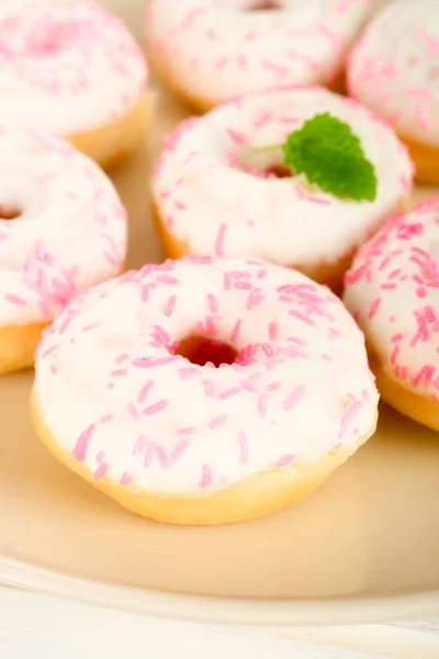 Leckere Süße Donuts Auf Weiß — Stockfoto