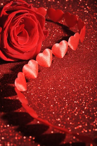 Αλυσίδα Από Κόκκινο Ύφασμα Καρδιά Κόκκινο Τριαντάφυλλο Glitter Φόντο — Φωτογραφία Αρχείου