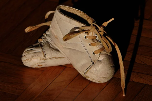 Sapatos Velhos Chão Madeira — Fotografia de Stock