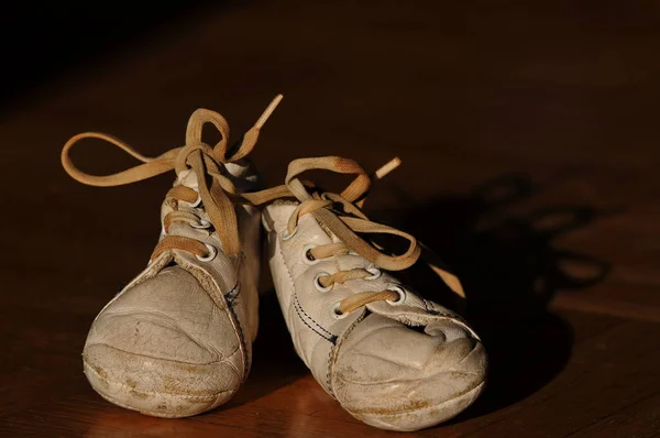Sapatos Velhos Chão Madeira — Fotografia de Stock