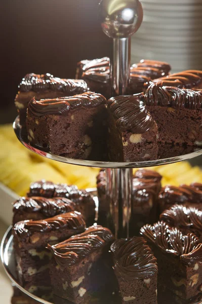 Вкусный Темный Шоколадный Торт Орехами — стоковое фото
