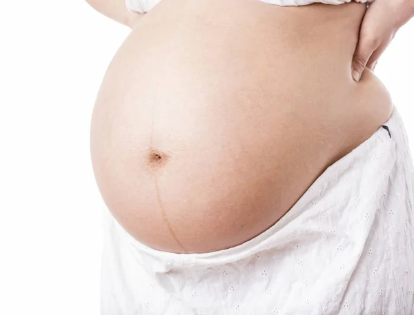 Αποκόψτε Μια Έγκυο Κοιλιά Απομονώνονται Λευκό Φόντο Συγκεντρώσου Στον Αφαλό — Φωτογραφία Αρχείου