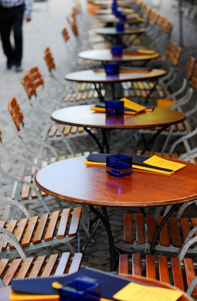 Mesas Cadeiras Restaurante Uma Calçada — Fotografia de Stock
