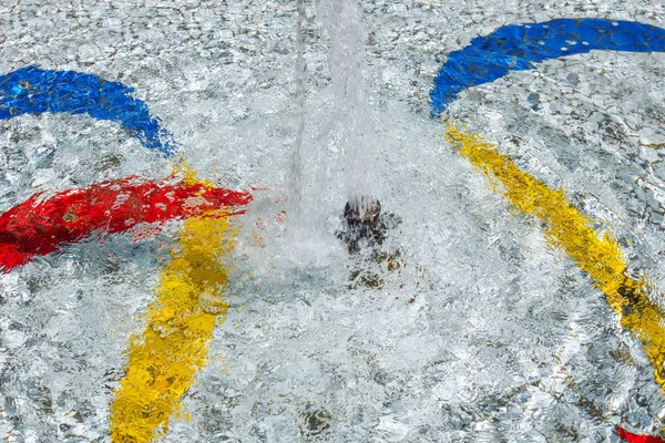 Фонтан Красочным Рисунком Водяном Бассейне — стоковое фото