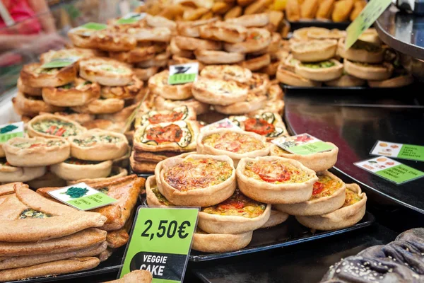在西班牙市场上的各种素食小吃和馅饼 — 图库照片