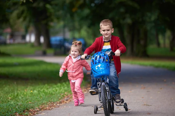 Счастливые Дети Парке Мальчик Девочка Природе Велосипедом Веселятся — стоковое фото