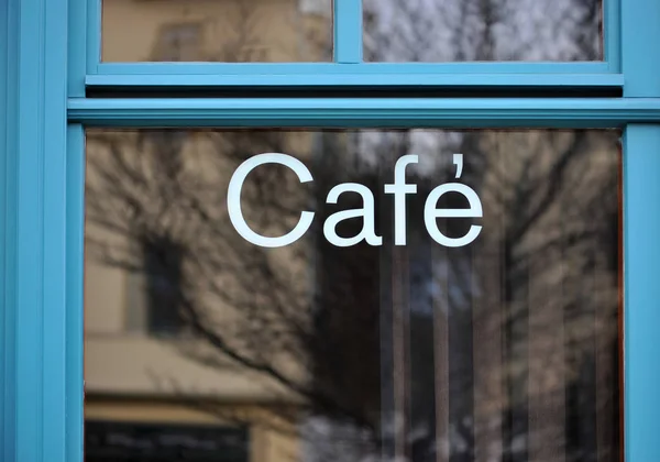 Blått Träfönster Cafeteria Med Träd Bakgrunden — Stockfoto