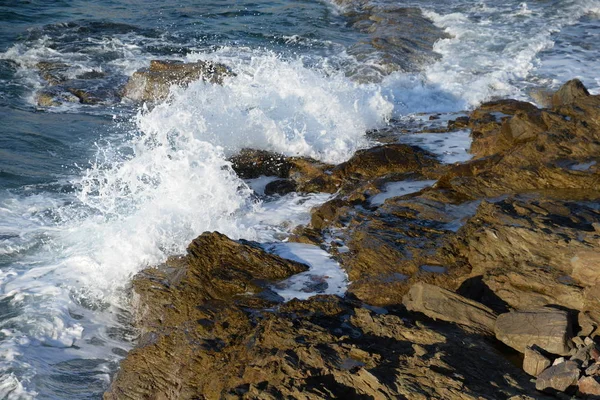 Ακτή Κρήτη Ελλάδα Μεσόγειος Κύμα Βουτιά Κύματα Βραχώδης Ακτή Ψεκασμός — Φωτογραφία Αρχείου