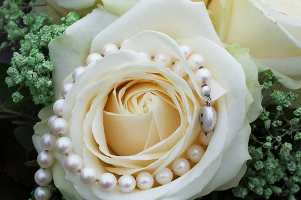 Hochzeitsperlen Mit Weißen Rosen — Stockfoto