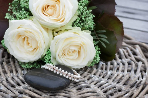 Hochzeitsperlen Mit Weißen Rosen — Stockfoto