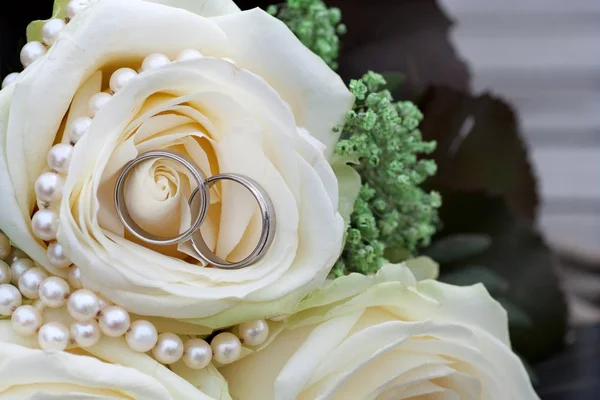 Pérolas Casamento Com Rosas Brancas — Fotografia de Stock