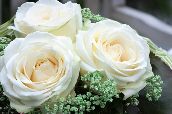 白いバラのロマンチックな結婚式の花束 — ストック写真