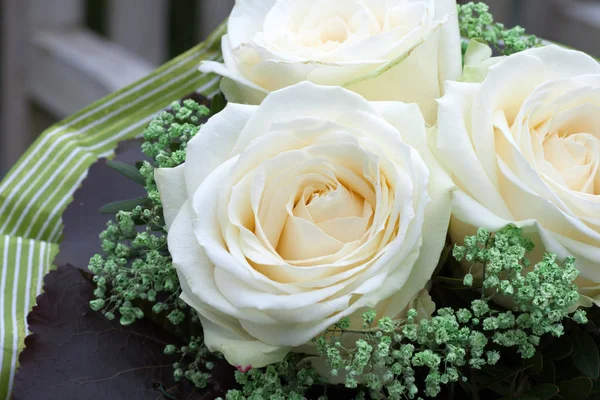 白いバラのロマンチックな結婚式の花束 — ストック写真