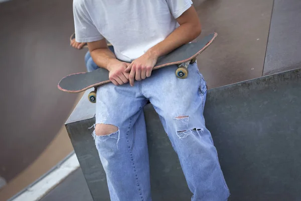 Nahaufnahme Einer Jungen Skaterin Und Eines Skateboards — Stockfoto