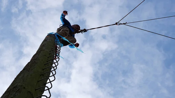 Skocz Kija Rozpieszczającego Erlebnispaedagogisches Persoenlichkeitstraining Team Training Liny Tobelropes Martin — Zdjęcie stockowe