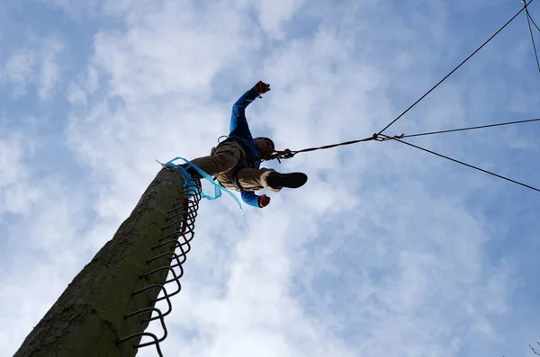 Jump Pamper Pole Erlebnispaedagogisches Persoenlichkeitstraining Team Training Ropes Tobelropes Martin — стоковое фото