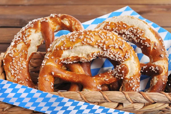 Tres Pretzels Bavarianos Originales Con Sal Antes Una Pared Madera —  Fotos de Stock