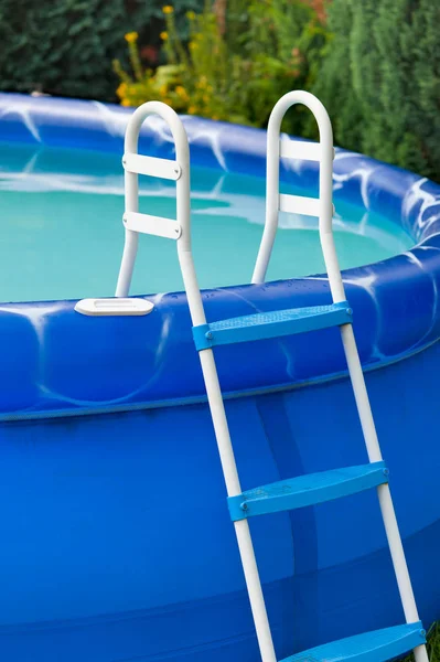 Detalle Una Piscina Azul Portátil Con Una Pequeña Escalera Agua —  Fotos de Stock