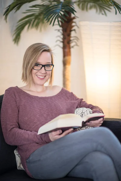Jonge Vrouw Met Glazen Lezen Van Een Boek — Stockfoto