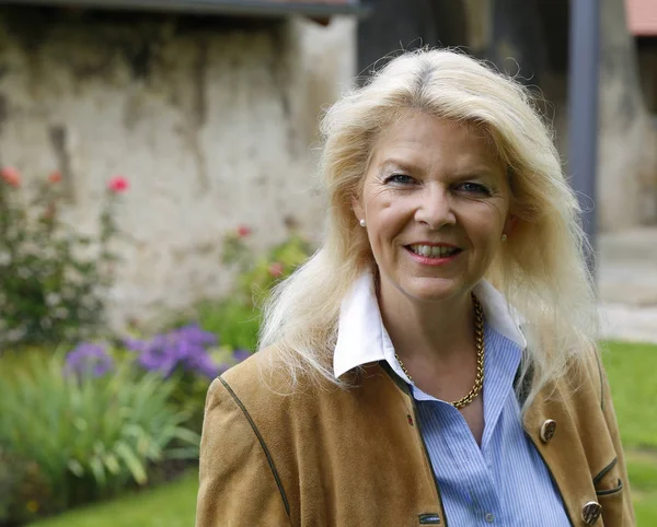 Portret Van Een Mooie Vrouw Een Park — Stockfoto