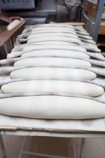 Baker Colocando Massa Rolo Kaiser Forno Processo Fabricação Pão Espanhol — Fotografia de Stock