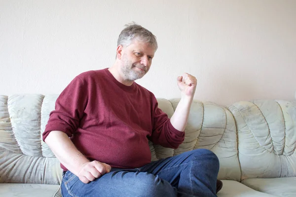 Junger Mann Sitzt Auf Sofa Die Hände Den Taschen — Stockfoto