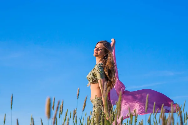 Jonge Vrouw Dansen Met Sjaal Een Weide — Stockfoto