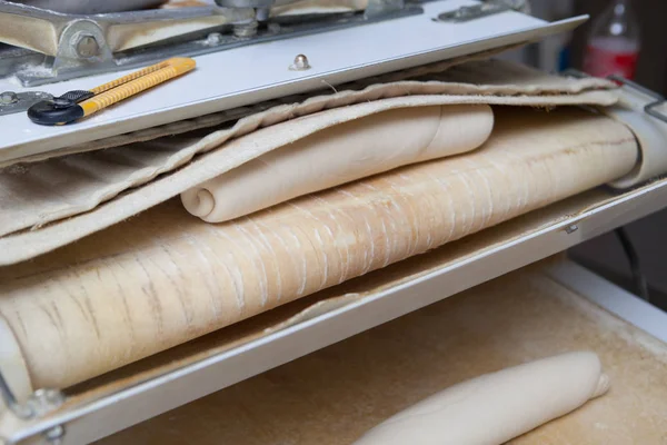 作業中のダグディバイダとモールドマシン スペインパンの製造工程 — ストック写真